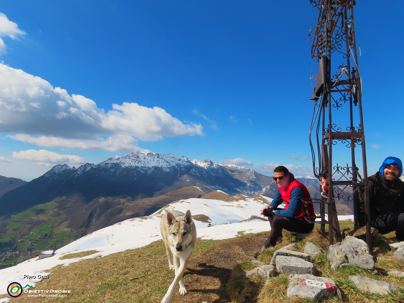 31 La nuvola si sposta e il sole ci riscalda con vista in Resegone .JPG
